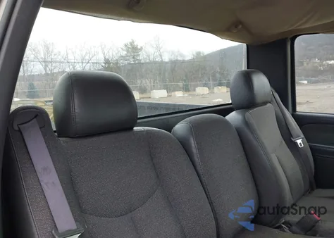 2003 Chevrolet Silverado 1500 Work Truck z USA, uszkodzony, nr VIN 1GCEC14V73E275140